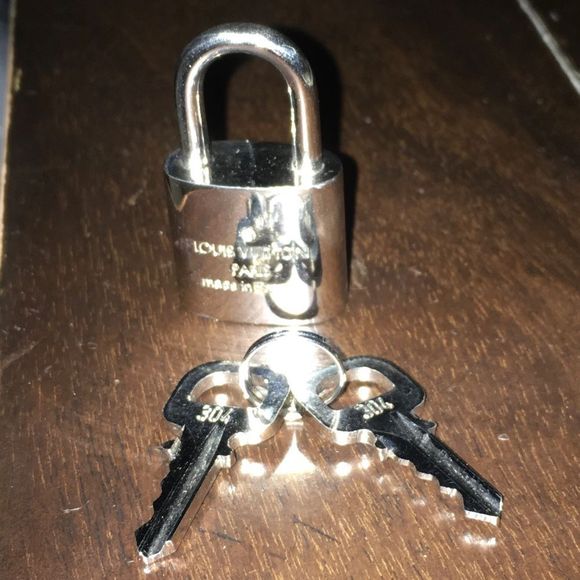 LOUIS VUITTON Palladium Lock and Key Silver Padlock Rare LV #304 - Picture 5 of 13